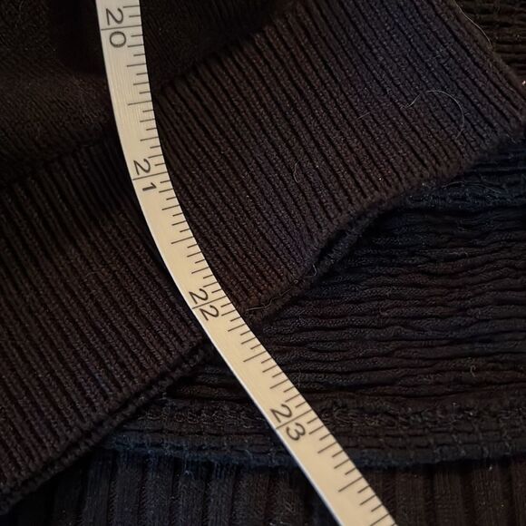 H&m short sleeve crewneck lightweight sweater top. Black w/ ribbed hemline. SZ S - Picture 10 of 10